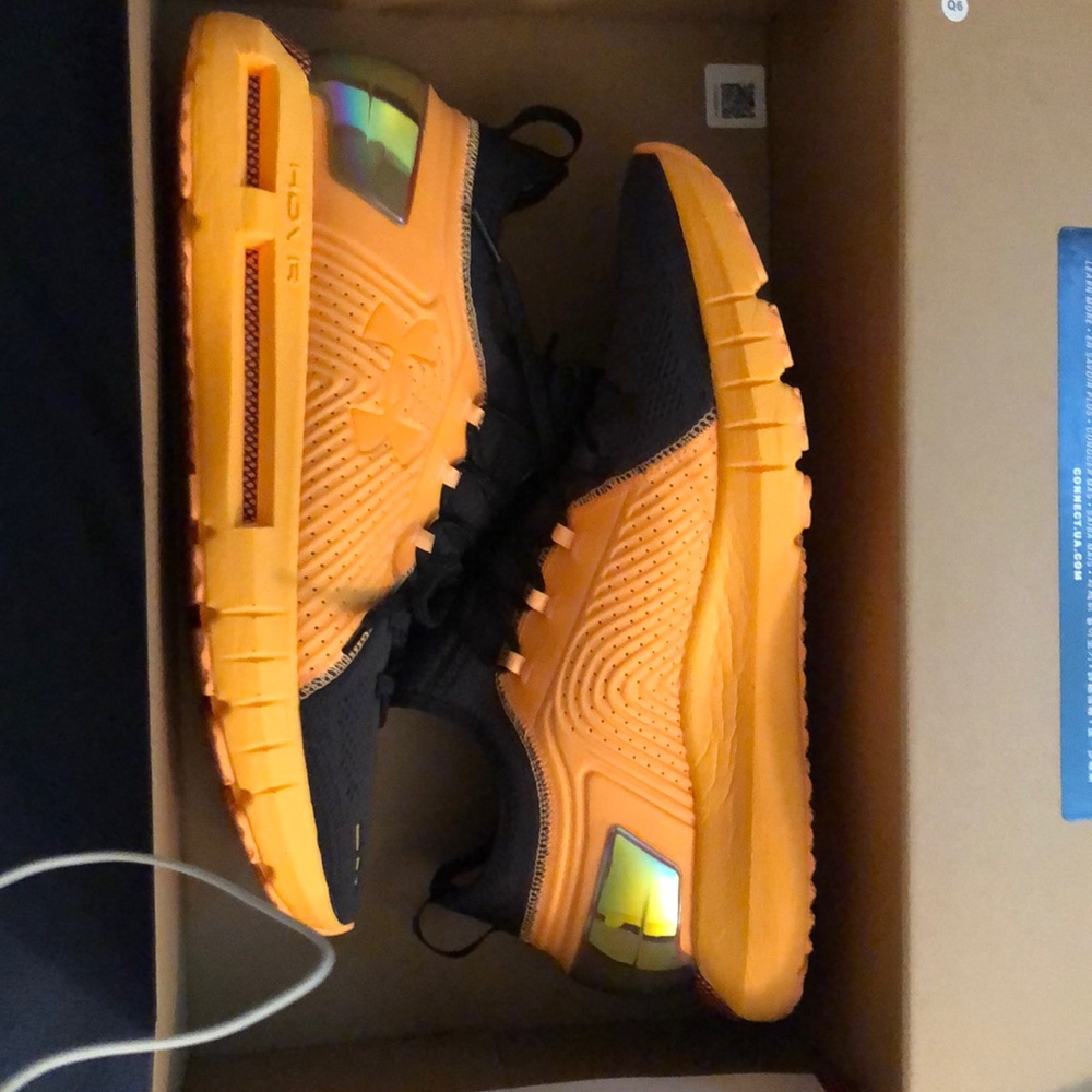 Under Armour HOVR SE (reflective)